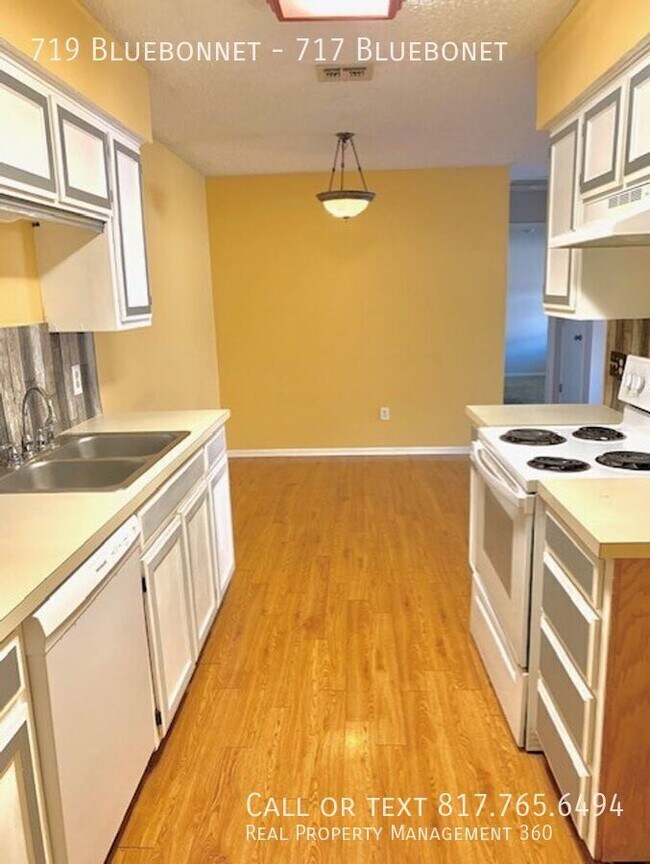Building Photo - 719 Bluebonnet-717 Bluebonet