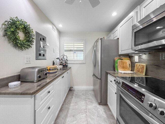 Building Photo - Luxurious Corner Unit with Stunning Floor-to-Ceiling Views!