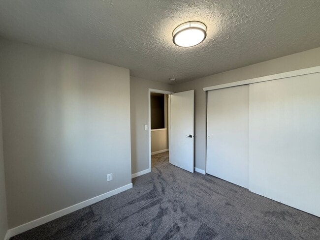 Building Photo - NOW SHOWING - RENOVATED Townhome Style Apartment In Raleigh Hills - See Listing for DETAILS and S...