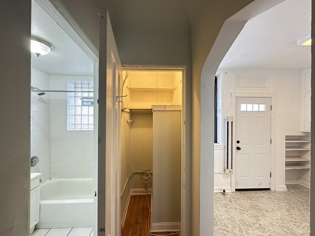 Building Photo - 4333 N Wolcott Ave