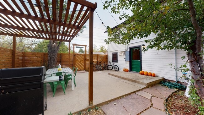 Gated yard with patio and outdoor dining - 2304 Pine Street