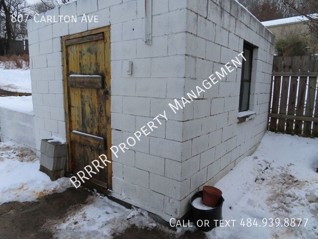 Building Photo - 807 Carlton Ave