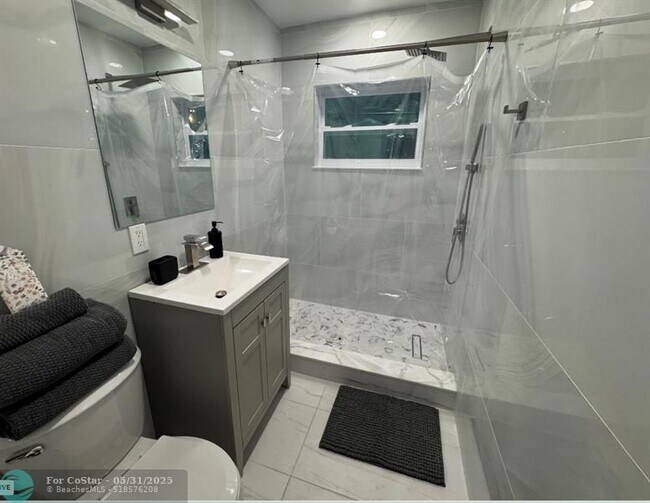 Building Photo - 824 S 20th Ave