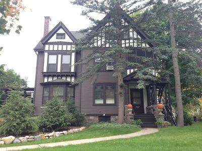 5 private apts. very quiet, professionals . - 717 W Huron St