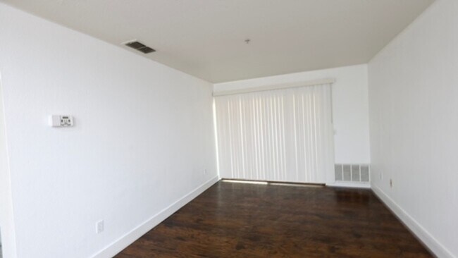 Building Photo - Very Nice 2 Bedroom and 2 Bathroom Apartment $2,450 + $125.00 WSG