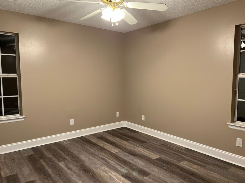 Building Photo - 112 Creekview Trl