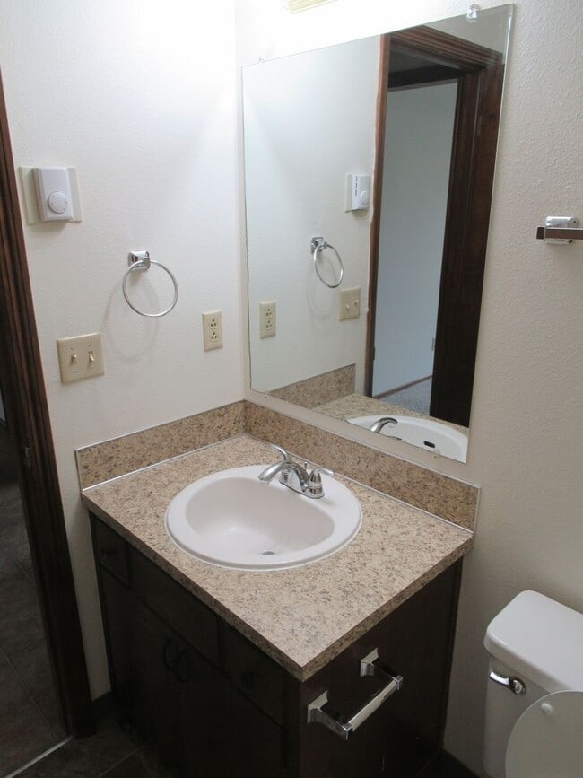 Building Photo - One Bedroom Apartment w/ Washer and dryer