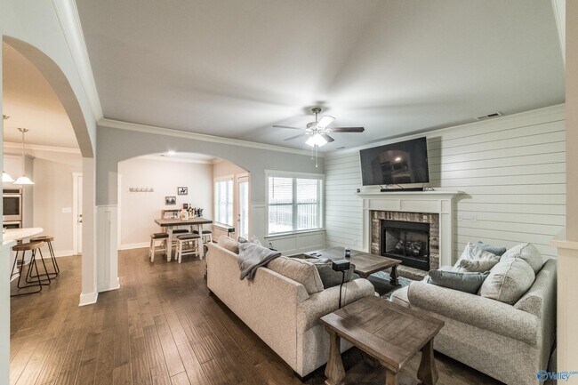 Building Photo - 6 Desert Oak Ct SW