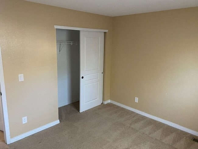 Building Photo - 3 bed 3 bath townhome - Ready 4/10/26