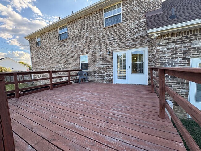 Building Photo - SPACIOUS & Beautiful Home Just Outside She...