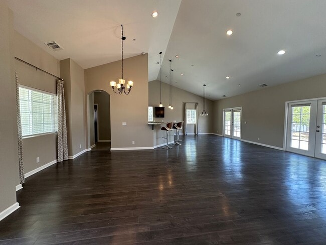 Building Photo - Beautiful, Updated 3 bedroom 2 bathroom ho...