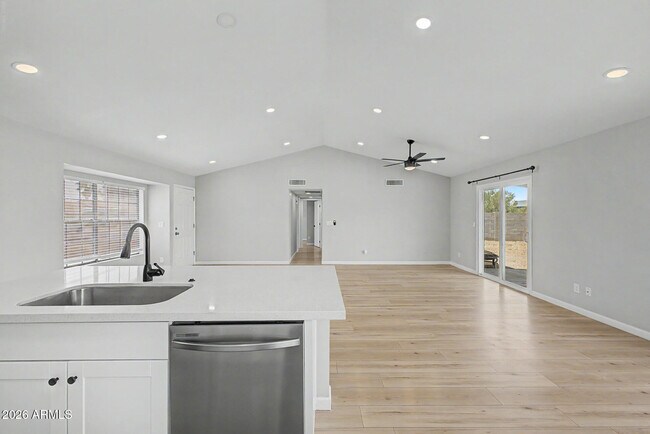 Building Photo - 908 W Ross Ave