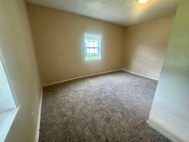 Building Photo - 3 Bedroom and 1 Bathroom Home in Shawnee