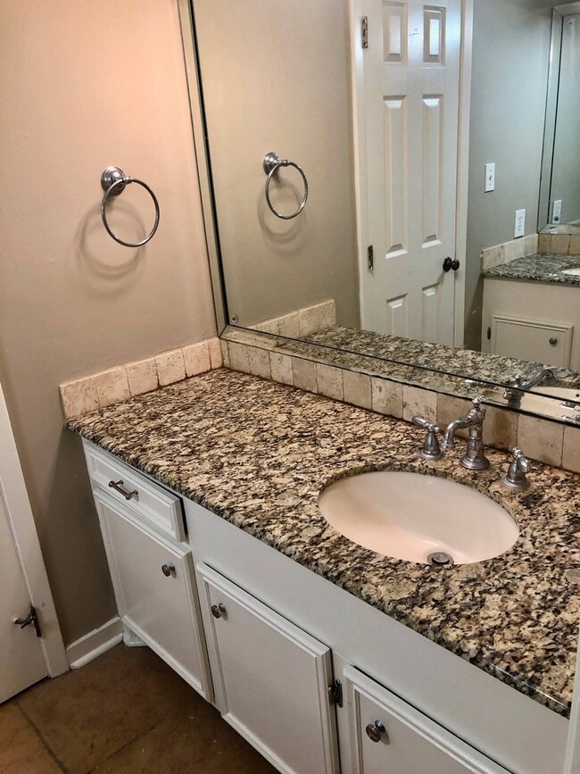 Building Photo - 2 bed, 1.5 bath in Brandon!