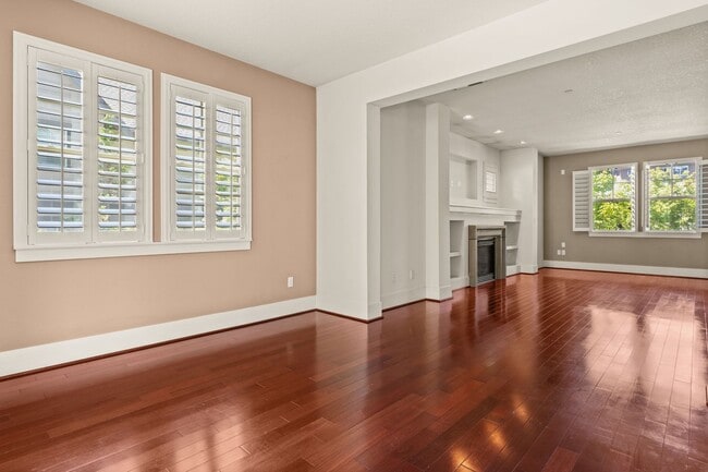 Building Photo - Must See! Luxury Townhome in West Sylvan Hills - Clubhouse/Pool/Garage!