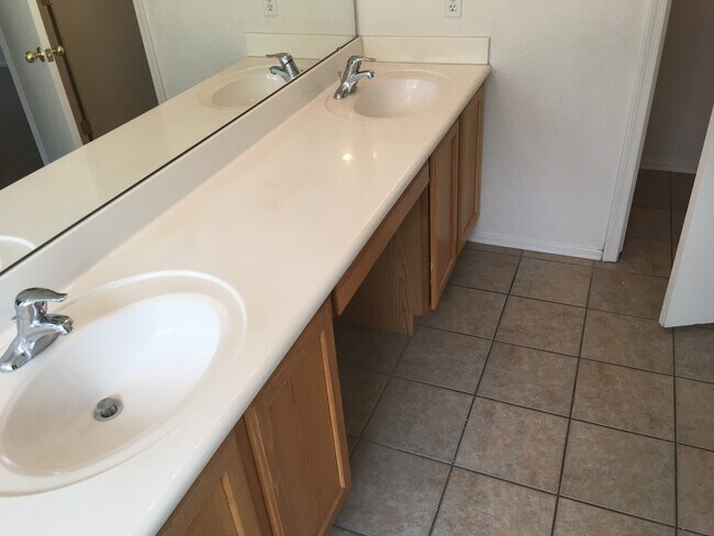 Building Photo - Phoenix 4 Bed & 2 Bath Single Story Split Floorplan