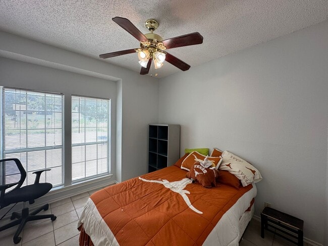 Building Photo - IMMEDIATE MOVE IN - 2 bed 2 bath