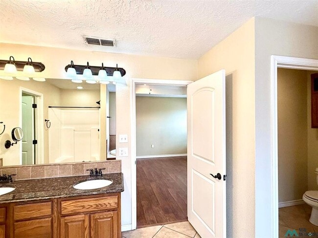 Building Photo - 1347 Oakwood Cir