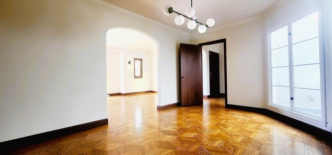 Building Photo - SPACIOUS PARKSIDE SINGLE-FAMILY HOME WITH ENCLOSED PATIO — AVAILABLE NOW!