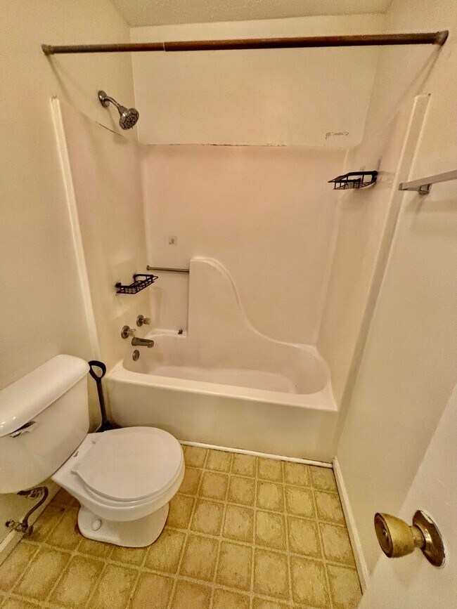 Building Photo - MOVE IN NOW OCTOBER RENT FREE - 2 Bedroom ...