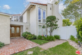 Building Photo - 2637 Angelo Dr