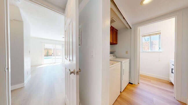 Building Photo - 490 Silvertail Pl