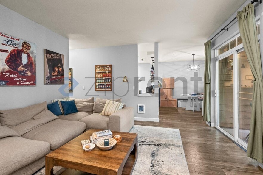 Building Photo - Unit E201