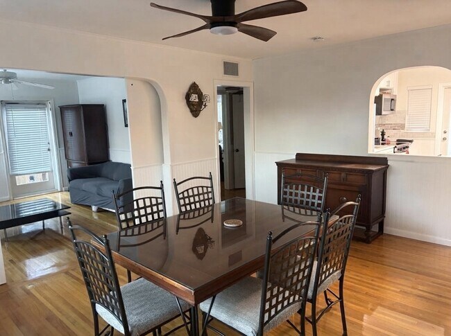 Building Photo - 1407 Sunset Dr