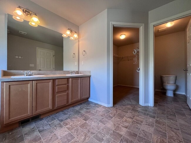 Building Photo - Lovely South Hill Home!