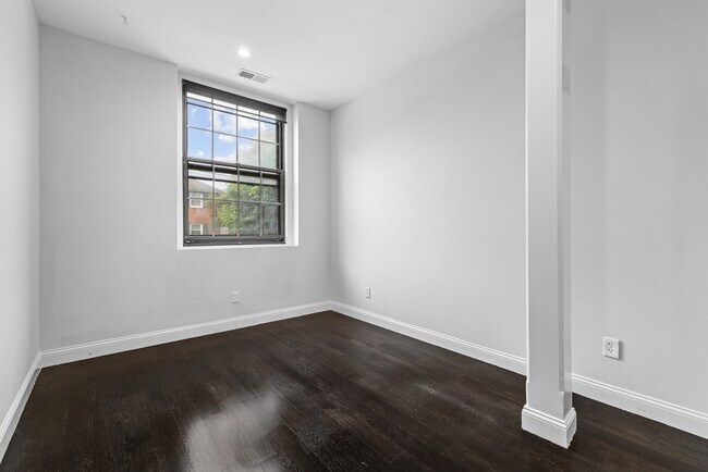 Building Photo - 21 Linden St