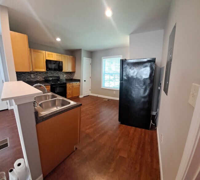 Building Photo - 2 BD/ 2 BA