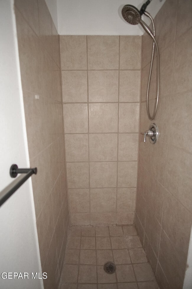 Building Photo - 8489 Roseway Dr