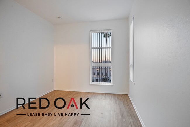 Building Photo - Cheerful Two Bedroom with a Private Balcon...