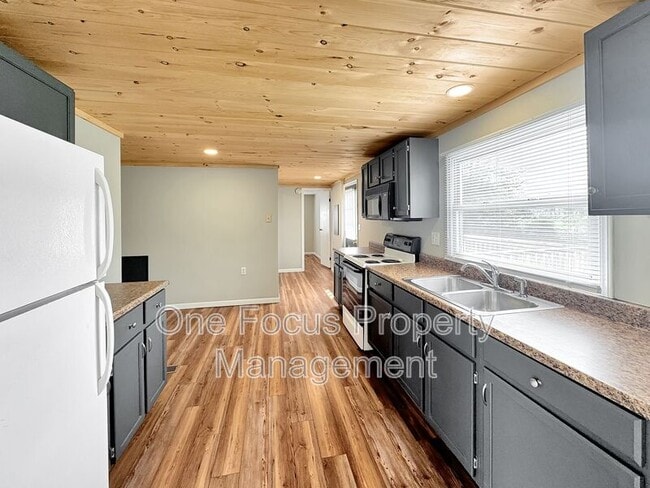 Primary Photo - 220 Peach St