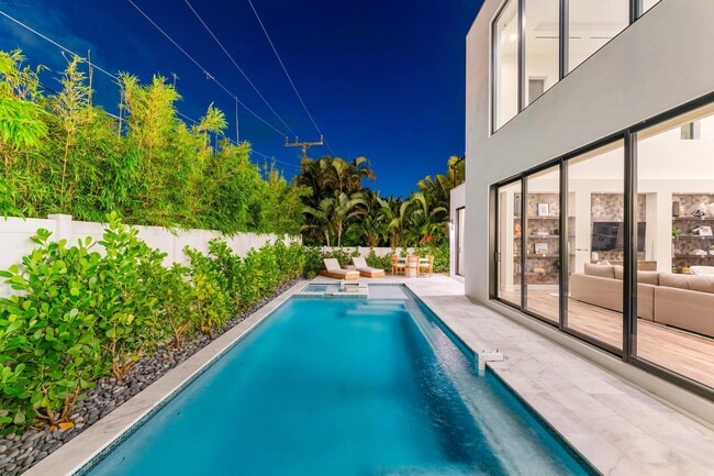 Building Photo - 214 28th St