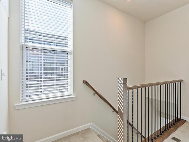 Building Photo - 1001 Greenwich Dr