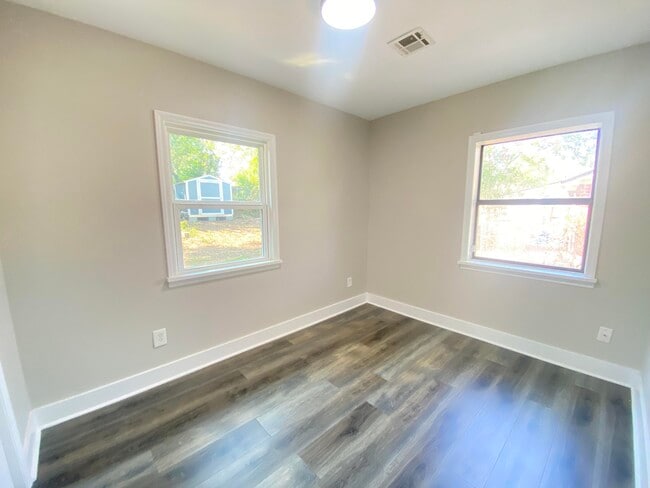 Building Photo - 2140 Silverdale Rd