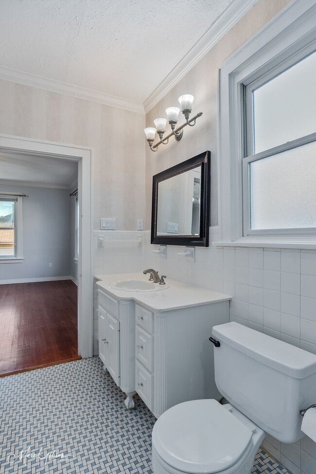 Building Photo - Beautiful 3 Bed 3 Bath