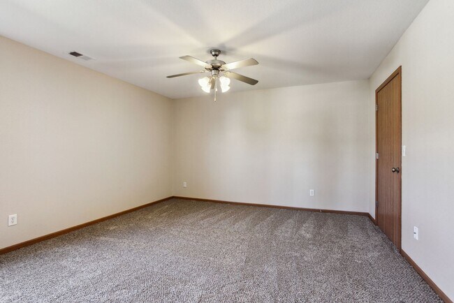 Building Photo - 3 Bedroom, 2 Bath, two story all electric ...