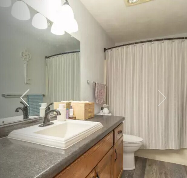 Building Photo - 2750 W Parkmoor Ct