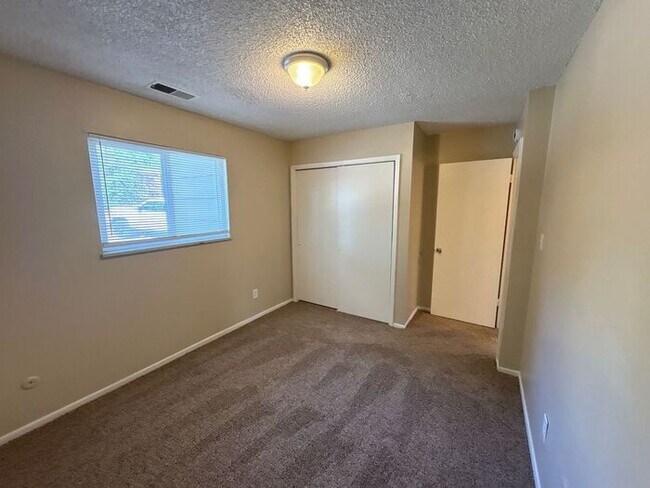 Building Photo - Cozy 2BR First-Floor Unit in Colorado Spri...