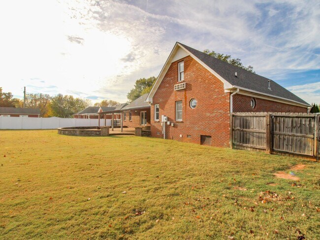 Building Photo - Spacious home!