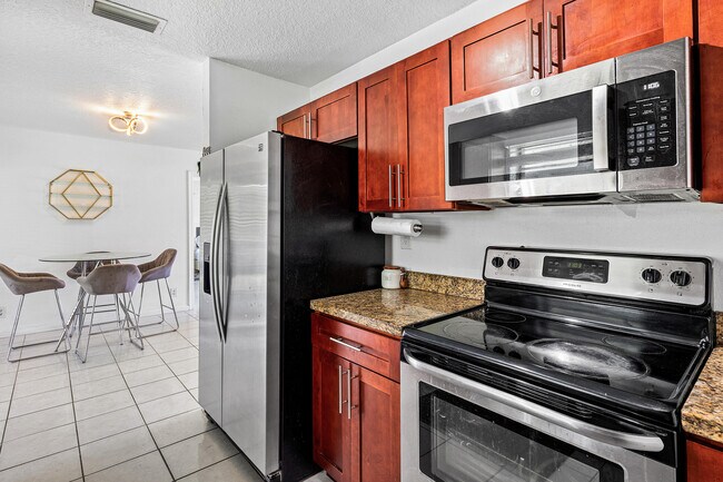Building Photo - 3135 S Seacrest Blvd
