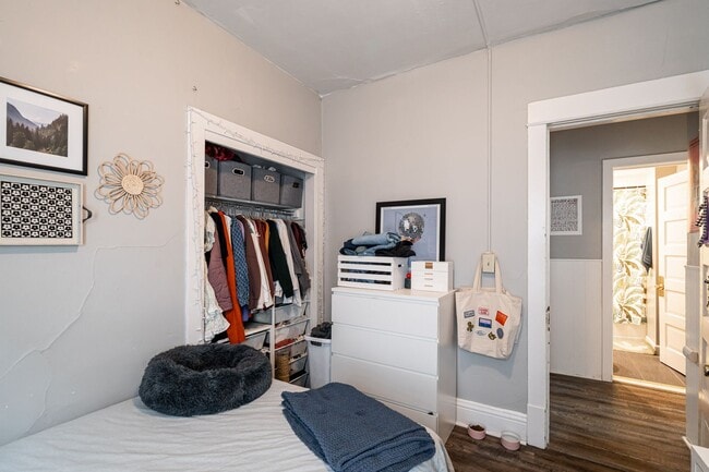 Building Photo - Bartlett Lower steps to campus