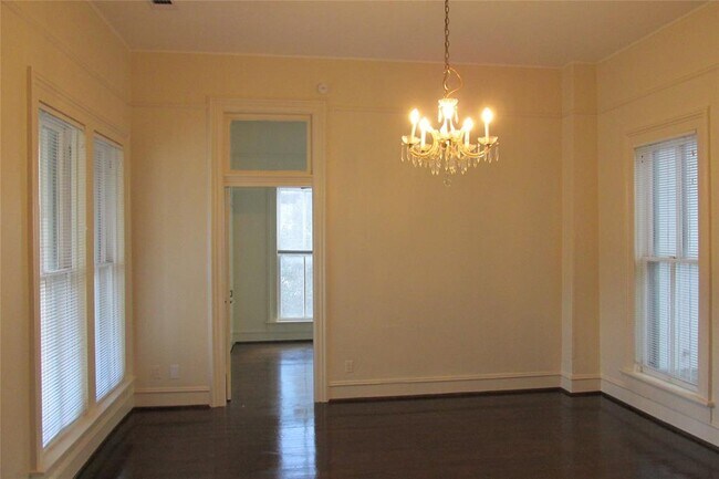 Building Photo - 800 San Antonio St