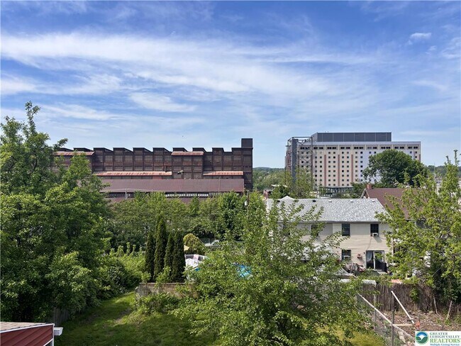 Building Photo - 1165 E 3rd St