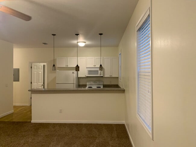 Building Photo - Historic Lincolnville Roommate-Ready Apartment!