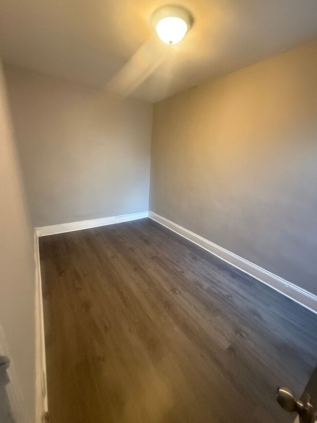 Building Photo - 2BR/1BA Apartment – Ideal for Families or Roommates