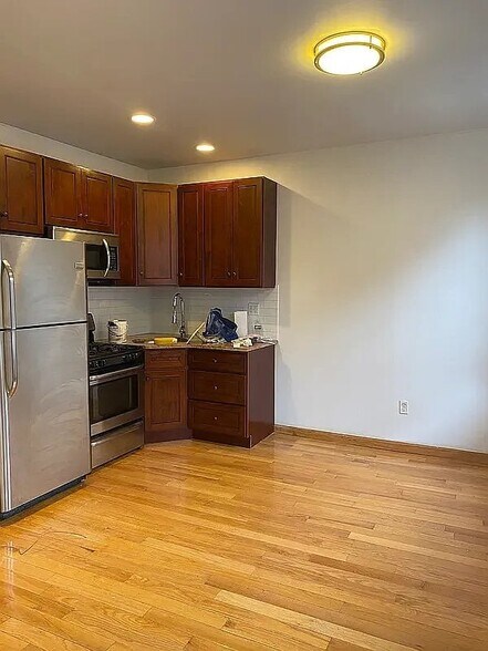 Building Photo - 120 Madison St