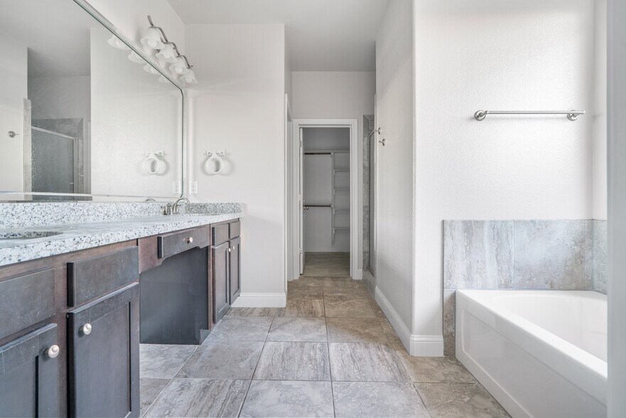 Building Photo - 6008 Ridge View St